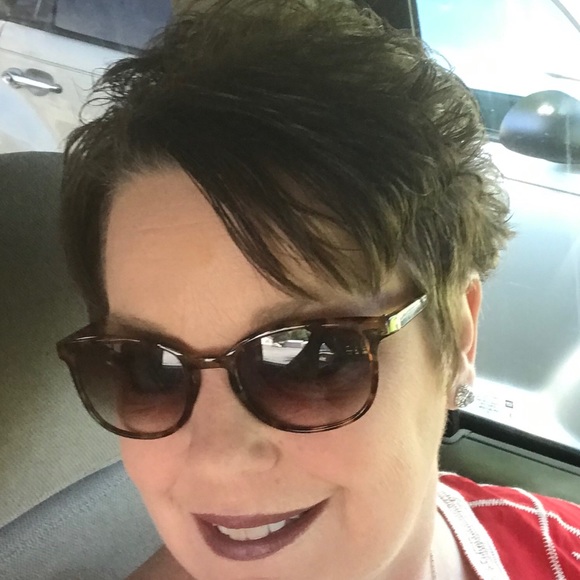 Meet your Posher, Carissa - Picture 1 of 1